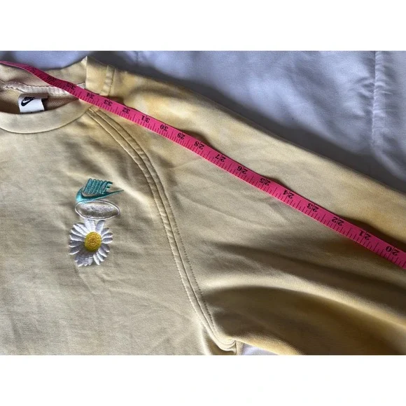 Nike Sportswear Tie Dye Embroidered Daisy Round Neck Small Yellow Daisy Gold - Picture 7 of 10